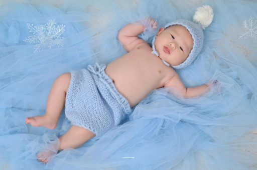 五家渠宝宝睡迷糊了才肯吃奶